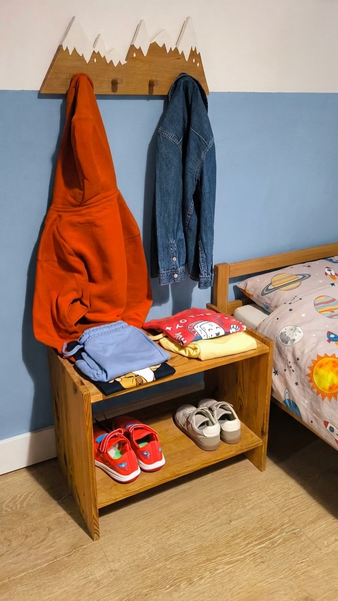 zona con perchero y calzado infantil ordenado — diseño de interiores para familias en Tenerife